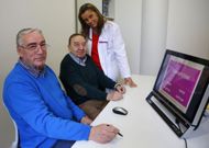 Luis, al fondo, e Ignacio junto a Chus, la terapeuta que les ayuda a recuperarse. 