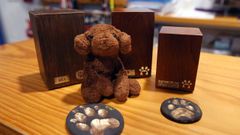 Frente al enterramiento hay quien opta por la incineraci�n de su mascota y guarda las cenizas