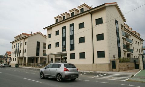 En la urbanización Monte Maela proliferan las persianas cerradas y los anuncios de venta.