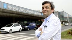 �ngel Sesar, en la entrada principal del Hospital Cl�nico de Santiago