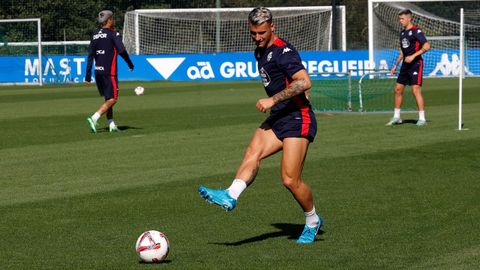Raúl Alcaina, en un entrenamiento en Abegondo