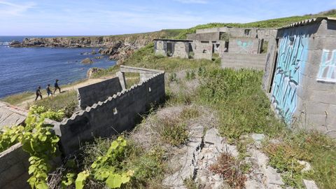Este era el aspecto que presentaba la bajada a la cala antes del derribo de las casetas