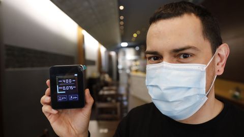 Un hostelero con un medidor de CO2