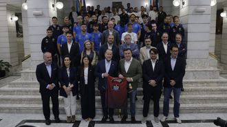 La plantilla del Deportivo, durante su visita a la Deputaci&oacute;n da Coru&ntilde;a, junto a varios representantes provinciales.