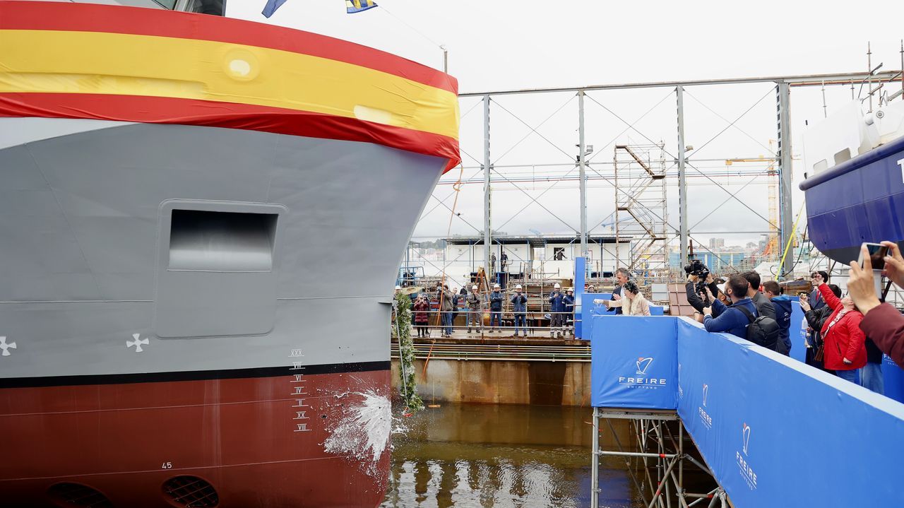 Freire bota en Vigo el primer buque de acero construido por un astillero privado español para la Armada