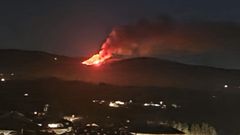 El incendio en la Serra do Cand&aacute;n visto desde Lal&iacute;n.