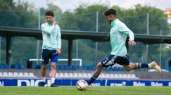 Camasara golpea un bal�n delante de Jimmy