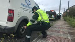 Un guardia civil examina el estado de los neum�ticos de una furgoneta.