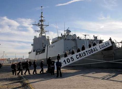 En la fotograf�a, la dotaci�n de la F-105 subiendo a la unidad tras puesta a disposici�n de Navantia.