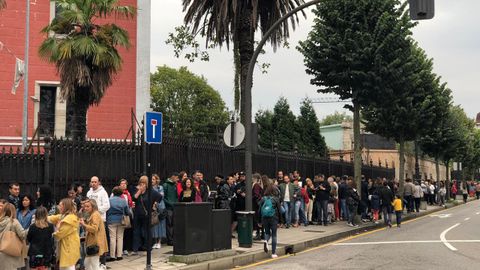 Colas delante de la F�brica de Armas para participar en las actividades de la Noche Blanca de Oviedo 