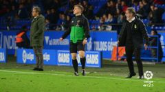 Juan Antonio Anquela, con Natxo Gonz�lez al fondo, en el D�por-Oviedo