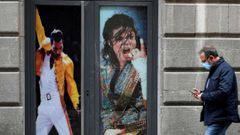 Un hombre con mascarilla pasea por una c�ntrica calle de Oviedo
