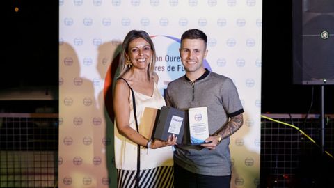 Todas las imágenes de la fiesta de fin de curso de Afiador.La diputada autonómica Noelia Pérez distinguió a Alejandro Mosquera por el ascenso del Rayo 21