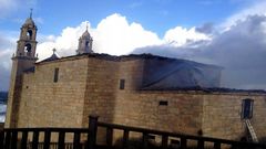 El viento dificult� la extinci�n del fuego en el Santuario da Virxe do Mar en Mux�a