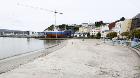 Zona de la playa de Celeiro, la lonja al fondo, cerca de donde est� el edificio en venta