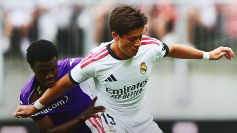 Un jugador del Fiorentina pugna con el madridista Arda G&uuml;ler durante el partido amistoso de ayer.