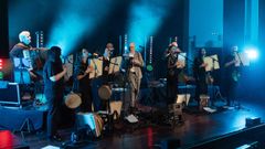 <span lang= gl >Xabier D�az e Adufeiras do Salitre, no concerto que ofreceron o pasado s�bado en Cerceda</span>