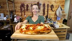 Silvia Fuster, que regenta Ponte Verde en la calle O Gorgull�n de Pontevedra junto a su marido, mostrando una de las pinsas que vende