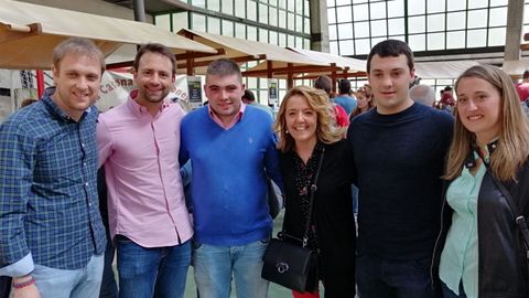 Mar�a Teresa Mallada, en el centro, durante su visita de campa�a a Taramundi