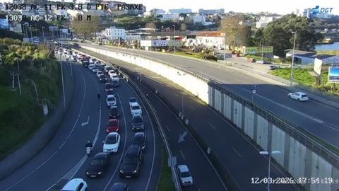 Atasco en la AC-12 por un accidente en Santa Cristina, en Oleiros