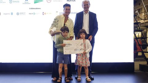 Xos� Lu�s Vilela Conde, director da Fundaci�n Santiago Rey Fern�ndez-Latorre, foi o encargado de entregar o galard�n a Lidia Rodr�guez V�zquez, coordinadora do traballo, e aos pequenos Alicia Conde Ma�as e Pablo Cebada Alonso. Levan 2.000 euros grazas � Conseller�a de Medio Ambiente e Sogama.