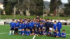 Borja S�nchez,�con los ni�os y ni�as del campamento