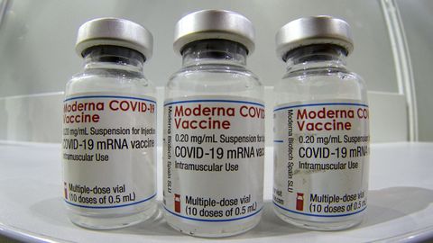 Los viales de la vacuna del laboratorio de Moderna fueron los segundos en llegar a nuestro pas, el pasado 12 de enero. Al igual que la de Pfizer, se basa en al ARN mensajero y sus dos dosis se inyectan con 28 das de diferencia. Su efectividad es de ms del 90 %