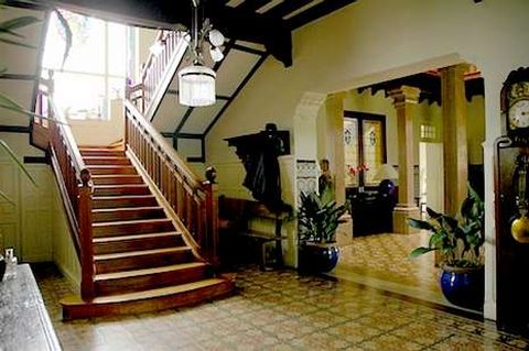 Una de las escaleras de acceso a la primera planta de dormitorios.