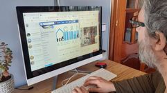 Roberto Taboada, presidente vecinal de Canido, siguiendo desde su casa una de las actividades de la asociaci�n a trav�s de Facebook