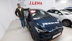 Julio Lema, de Talleres J. Lema (Baio) muestra uno de los veh&iacute;culos el&eacute;ctricos que tiene en stock
