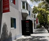 El edificio tiene incluso colocada la carteler�a.