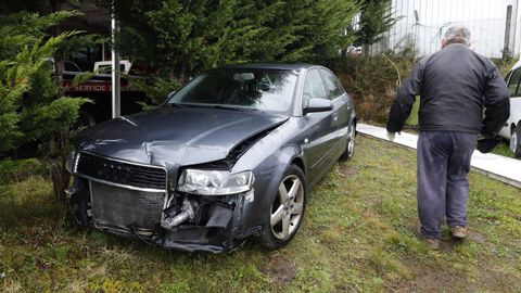 Imagen de un coche siniestro total tras un accidente mltiple con un jabal ocurrido en Ourol el pasado 1 de enero