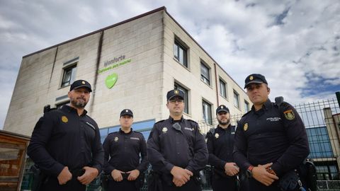Los cinco polic�as, ayer en la entrada de la residencia de Monforte que sufri� el incendio.