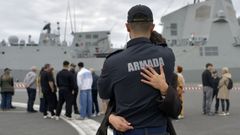 Despedidas antes de la partida de la fragata �lvaro de Baz�n, el pasado 12 de mayo