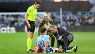 Pablo Dur�n, atendido por el doctor Cota y Ernesto Vieito durante el Celta-Mallorca en presencia del colegiado Guzm�n Mansilla.