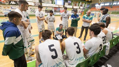 H�ctor M�ndez da instrucciones a sus jugadores en un partido de esta temporada