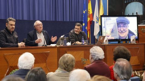 Acto de presentaci�n del libro de Ram�n N��ez (en el centro) en el Casino