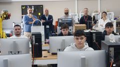 Al fondo, una imagen tomada esta semana en el CIFP Ferrolterra, Gumersindo Prieto, directivo de ElectroRayma; Enrique Pazo, director del centro; Jos Manuel Acemel, tutor del grupo; Miguel Calvo, jefe del departamento de Mectronica; y Rebeca Valio, dinamizadora de FP Dual