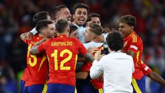 Los futbolistas espaoles festejan su victoria en la final de la Eurocopa.