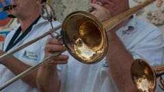 Un m�sico toca el tromb�n