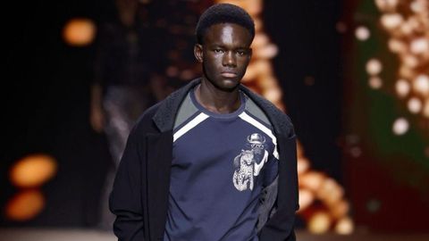 Cheikh Kane desfilando en una pasarela.