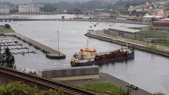 Las maniobras de ladraga gigantesca en el canal de la ra de Viveiro
