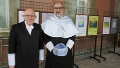 John Worral, a la izquierda, junto a Wenceslao Gonz�lez, ayer, en el campus, minutos antes de su nombramiento como doctor honoris causa de la UDC