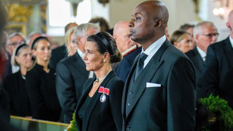 Durek Verret junto a Marta Luisa de Noruega, en el funeral de estado del rey Harald