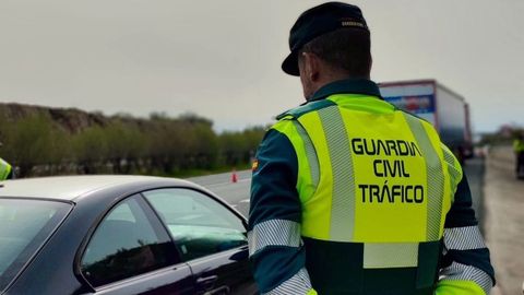 Un agente de la Guardia Civil de Tr�fico en una foto de archivo