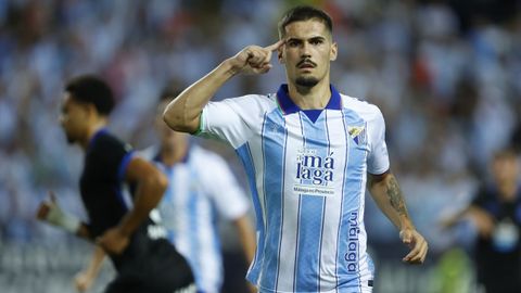 Chupe celebra su gol al Deportivo ante la presencia de Lucas Noubi, central blanquiazul.