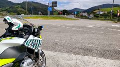Imagen de un control reciente de la Guardia Civil de Tr�fico en el kil�metro o de la N-642 en Ribadeo, en el cruce hacia Vegadeo