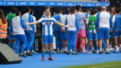 Luismi Cruz, en primer plano, con todo el banquillo pendiente del VAR en Riazor.