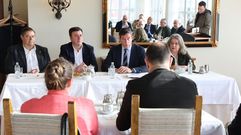 G�mez Besteiro, acompa�ado por Gonz�lez Formoso, e integrantes de la candidatura socialista, este viernes en el Parador.