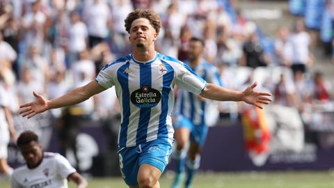 Mario Soriano celebrando un gol ante el Albacete en la final del playoff disputada en Riazor